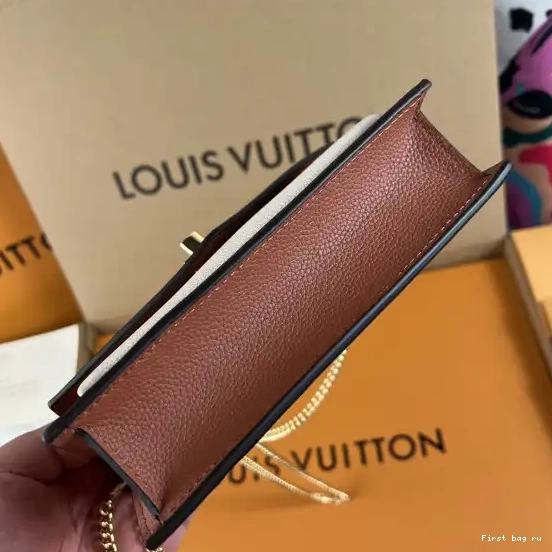 First bag ru LOUIS VUITTON POCHETTE CHAIN MYLOCKME 0428